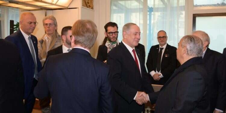נתניהו עם אנשי  העסקים בפריז. צילום: עמוס בן־גרשום, לע