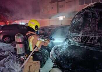 הצתת מכוניות ברמלה. צילום: כבאות והצלה חשד להצתה ברמלה: שש מכוניות עלו באש, המשטרה פתחה בחקירה