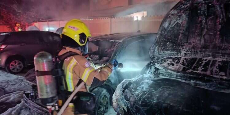 חשד להצתה ברמלה: שש מכוניות עלו באש, המשטרה פתחה בחקירה