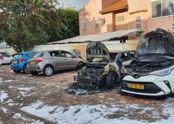 חשד להצתה ברמלה: שש מכוניות עלו באש, המשטרה פתחה בחקירה