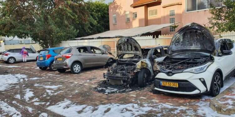 הצתת מכוניות ברמלה חשד להצתה ברמלה: שש מכוניות עלו באש, המשטרה פתחה בחקירה