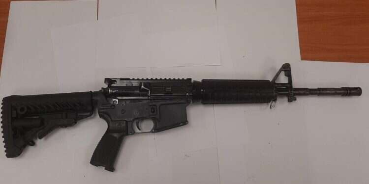 נשק שנמצא אצל אחד מהחשודים. צילום: שב שב"כ עצר אזרחים ישראלים בחשד שמכרו תחמושת לפעילי טרור ביו"ש