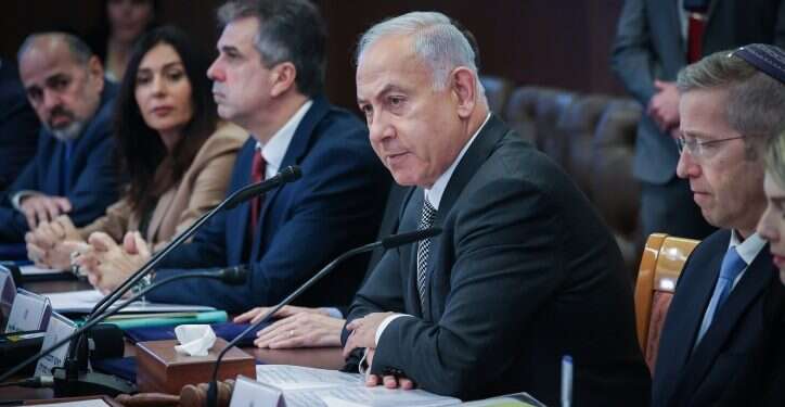 נתניהו בישיבת ההמשלה. צילום: עמית שבי, פלאש 90 שרי עוצמה יהודית התרעמו על חוסר תגובת הממשלה לטרור, נתניהו: "נגיב עוד יום-יומיים"