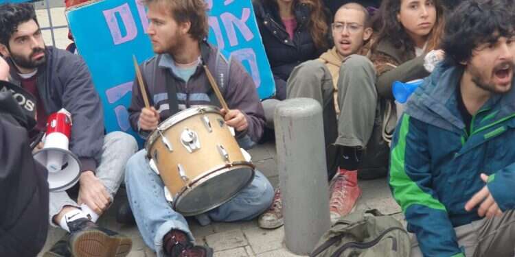 עשרות אלפים הפגינו נגד הרפורמה: הקריאות – "לפרוץ את הגדרות, לעלות על הכנסת"