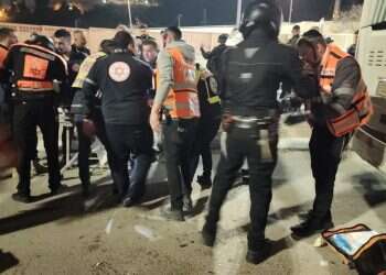 פיגוע דקירה במחסום ענתות: פצוע קשה פונה לקבלת טיפול רפואי. המחבל נעצר