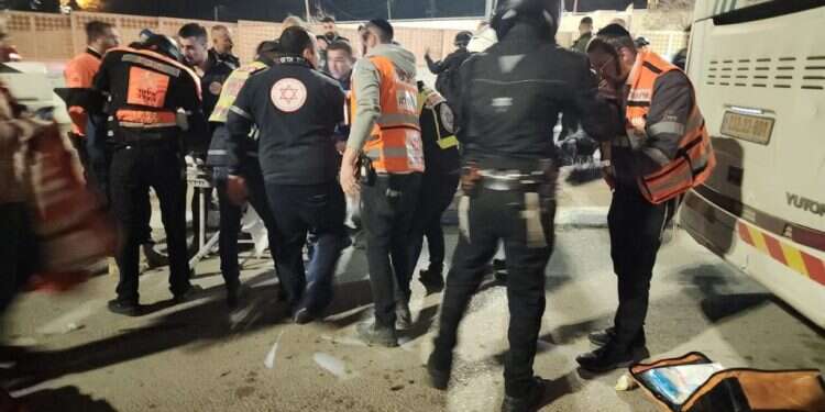 צילום: איחוד הצלה פיגוע דקירה במחסום ענתות: פצוע קשה פונה לקבלת טיפול רפואי. המחבל נעצר