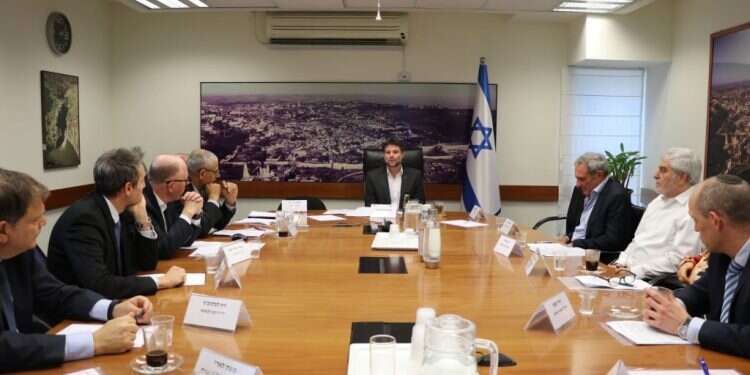 פגישת סמוטריץ' וראשי הבנקים. צילום: דוברות משרד האוצר סמוטריץ' לראשי הבנקים: "המטרה של כולנו היא להרגיע את השיח במדינה"