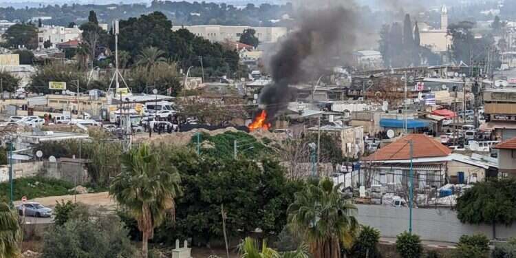 רכב הבוער בלוד. צילום: מתן צור רצח בלוד: עבריין מוכר נהרג בהתפוצצות מטען ברכב