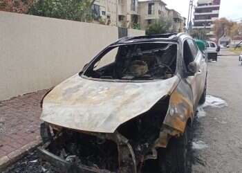 הרכב השרוף ברמלה. צילום: ללא קרדיט פשיעה לאומנית? הצתת רכבים ברמלה בפעם השנייה בתוך שבוע