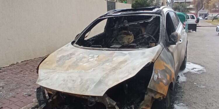 הרכב השרוף ברמלה. צילום: ללא קרדיט פשיעה לאומנית? הצתת רכבים ברמלה בפעם השנייה בתוך שבוע