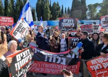 מאות תושבי לוד הפגינו בקריית הממשלה: "אם נצטרך, נשבית את התחבורה בלב ישראל"