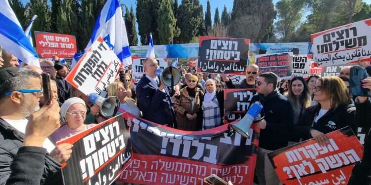 מאות תושבי לוד הפגינו בקריית הממשלה: "אם נצטרך, נשבית את התחבורה בלב ישראל"