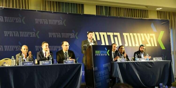 סמוטריץ' וחברי מפלגת הציונות הדתית. צילום: עטרה גרמן גם אחרי תגבור הקרונות, יש סיבה טובה שרכבת ישראל לא עומדת בעומס