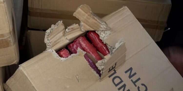 הלפידים שנמצאו ברכבו של מויאל. צילום: דוברות המשטרה ירושלים: המשטרה עיכבה לחקירה מפגין שברכבו נמצאו מאות לפידים