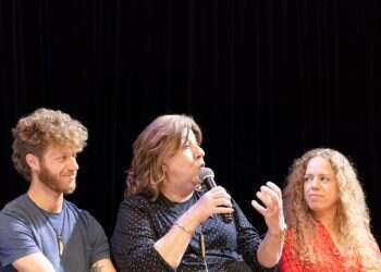 יוכבד ושני ילדיה שכבר אינם חרדים. צילום: גיל בניסטי אני מחבקת את  שני ילדיי שכבר לא חרדים, בדיוק כמו את 12 הילדים האחרים שלי