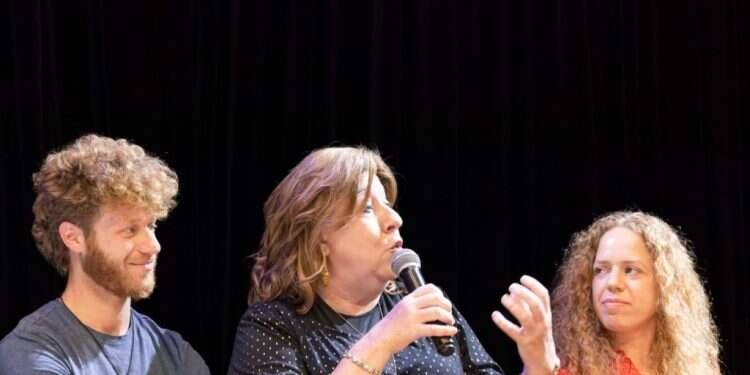 יוכבד ושני ילדיה שכבר אינם חרדים. צילום: גיל בניסטי אני מחבקת את  שני ילדיי שכבר לא חרדים, בדיוק כמו את 12 הילדים האחרים שלי