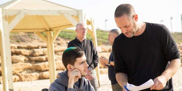 בזמן שאנשים מקשקשים על מלחמת אחים, העם התגייס לטובת בניה פרץ וצחק