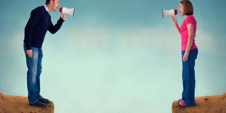 מריבות בזוגיות. צילום: שאטרסטוק היא מרוויחה יותר ממך? לו יש יותר כריזמה ממך? זה לא חייב להשפיע על הזוגיות ביניכם