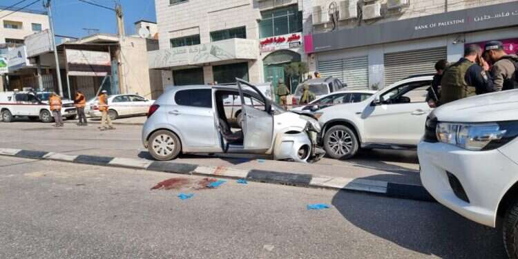 זירת הפיגוע בכפר חווארה. צילום: TPS שני יהודים נרצחו בפיגוע ירי בשומרון: סריקות אחרי המחבלים