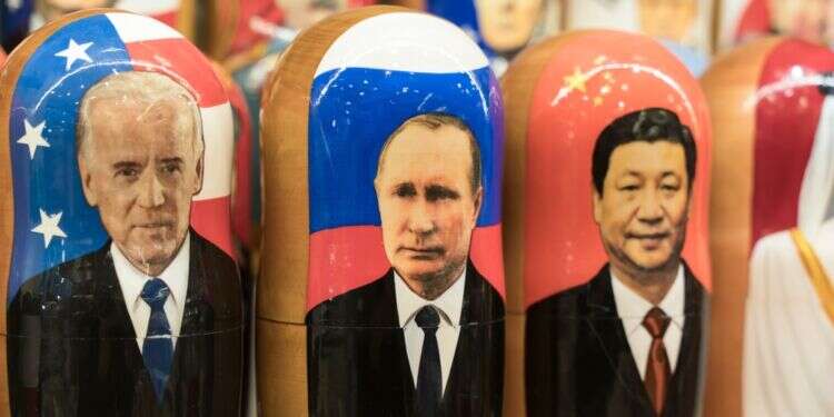 מימין לשמאל: נשיא סין שי ג'ינפינג, נשיא רוסיה ולדימיר פוטין ונשיא ארה על רקע המלחמה באוקראינה: ארה"ב, רוסיה וסין מפרקות את הסדר הליברלי