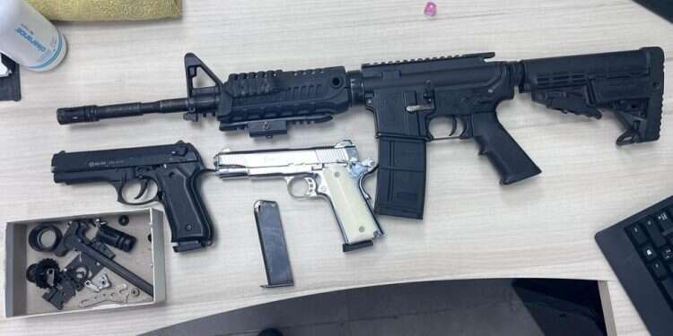 הנשקים שנתפסו בכפר עיבדיה. צילום: דובר צה על אף דרישת האמריקנים: כוחות הביטחון עצרו 11 מבוקשים ביו"ש | תיעוד