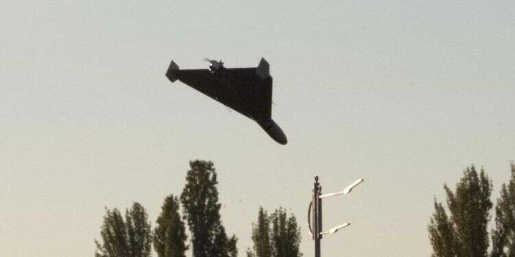 מעצב שיער ביום, צייד מזל"טים בלילה: תושבי קייב מתרגלים לשגרה המוזרה