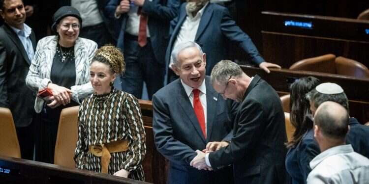 נתניהו ולוין. צילום: יונתן זינדל. פלאש 90 קיזוזים ודיונים על מי מנוחות: אחרי הסערה בכנסת הכל חזר להרגלו