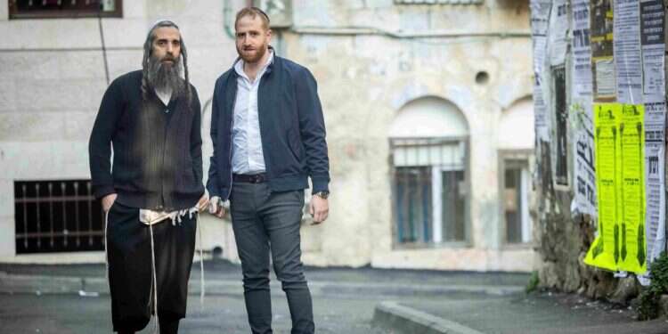 דבק מקמח, מים וסודה. מימין: נת  קרויזר ויואליש קוריס. צילום: יונתן זינדל, פלאש 90 צילום: יונתן זינדל, פלאש 90