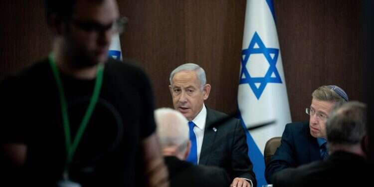 נתניהו בישיבת ממשלה. צילום: יונתן זינדל/פלאש90 נתניהו בישיבת הממשלה: "לעצור את ההסתה הפרועה שמשתוללת נגדי ונגד משפחתי"