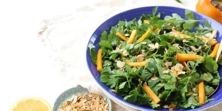 סלט עשבים עם נענע. צילום: אפרת ליכטנשטט לא רק לתה: נענע בסלט, מנה עיקרית וקינוח בלתי נשכחים