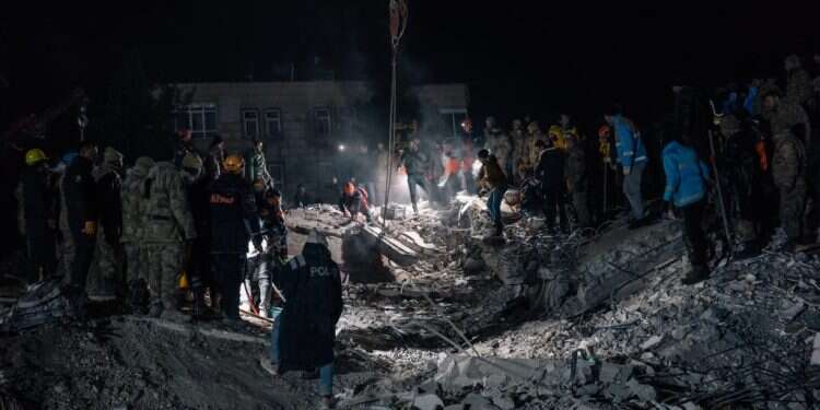 צוותי חילוץ והצלה מחפשים ניצולים תחת ההריסות ברעידת האדמה בטורקיה. צילום: אליס מרטינס, הוושינגטון פוסט האסון בטורקיה מעלה את השאלה: האם אפשר לחזות מראש רעידות אדמה?