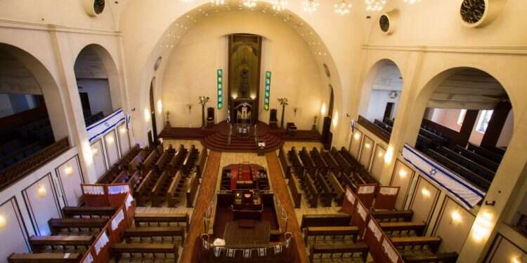 פנים בית הכנסת הגדול. צילום: אריק סולטן לקראת חגיגות המאה להקמתו: מיזם שיפוץ ושימור בית הכנסת הגדול בתל־אביב יוצא לדרך
