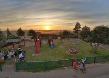 העוצמה החשופה שבה מדובבת המשוררת את חוויית האם מכאיבה מאוד