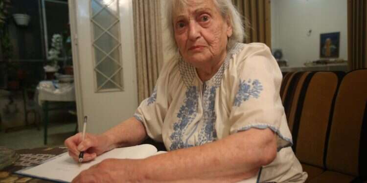 בן־דב בביתה בבית השבעה, 2012. צילום: מרים צחי