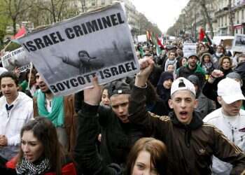 הפגנה אנטי-ישראלית בפריז. צילום: EPA ארגוני "זכויות אדם": הפיגוע בירושלים – "התנגדות לגיטימית", פעולת צה"ל – "טבח"