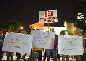 הפגנה בתל־אביב בעד תחבורה ציבורית בשבת. צילום: יוסי זליגר ההתנגדות הרבנית לכל פשרה בנושאי דת ומדינה פוגעת דווקא בציבור הדתי