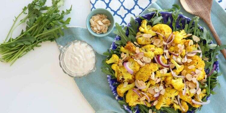 סלט כרובית צלויה. צילום: אפרת ליכטנשטט ברוקולי, כרובית או דווקא תותים: שלושה סלטים מיוחדים לט"ו בשבט