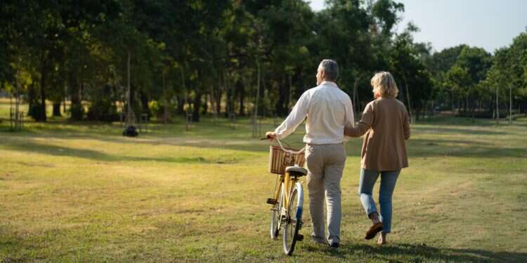 צילום: שאטרסטוק מבוגרים זקנים קשישים טבע