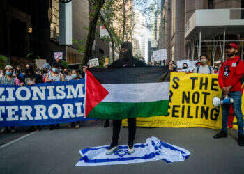 אנטישמיות. צילום: שאטרסטוק על רקע קידום הצעת חוק נגד אנטישמיות: פליירים אנטישמיים הופצו בג'ורג'יה, ארה"ב