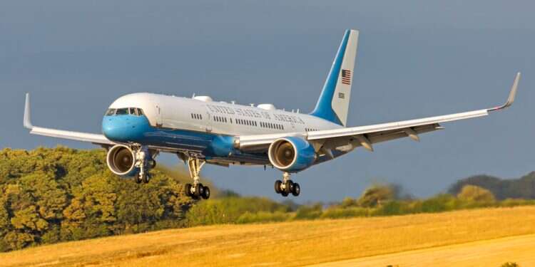 בואינג 757. צילום: שאטרסטוק במטוס מואפל וברכבת לילית: המסע הסודי של ביידן לאוקראינה