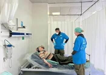 מעל 140 אנשי רפואה: המשלחת הישראלית החלה לטפל גם בפצועים סוריים