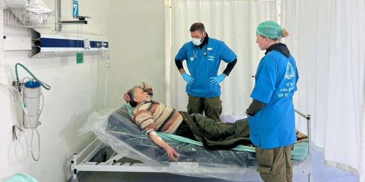 מעל 140 אנשי רפואה: המשלחת הישראלית החלה לטפל גם בפצועים סוריים