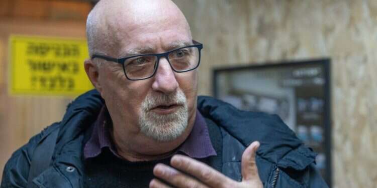 "לאמא שלי גם יש רישיון נשק. היא בת 83 ועושה מטווחים"