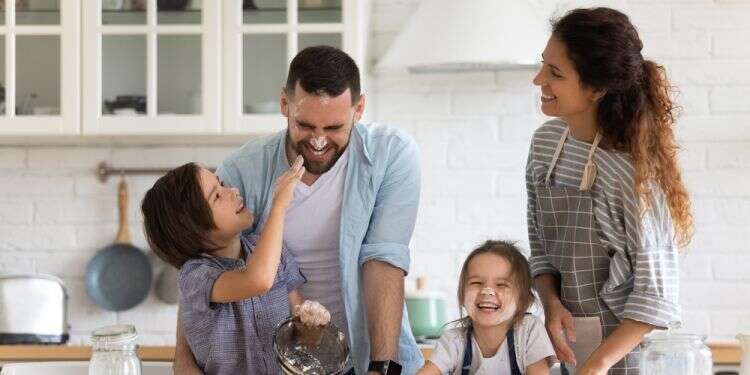 משפחה. צילום: שאטרסטוק  מה עושים כשהילדים נפגעים מחברים?
