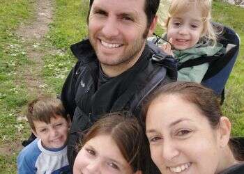 משפחת לביא, שמצאה את ידית הנר. צילום באדיבות המשפחה "הפגינה אזרחות טובה": משפחה מצאה שריד ארכיאולוגי מלפני 1500 שנה