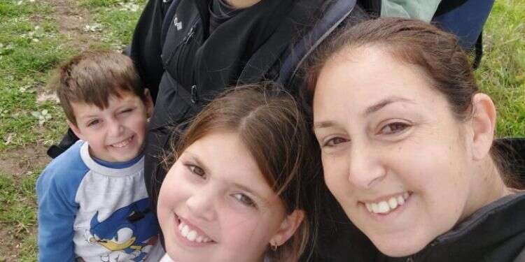 משפחת לביא, שמצאה את ידית הנר. צילום באדיבות המשפחה "הפגינה אזרחות טובה": משפחה מצאה שריד ארכיאולוגי מלפני 1500 שנה