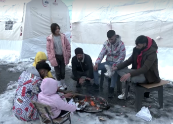 מראות קשים מטורקיה: משפחות מתחננות לעזרה, מחפשות ניצולים בהריסות מכוסות שלג