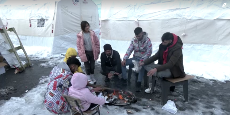 מראות קשים מטורקיה: משפחות מתחננות לעזרה, מחפשות ניצולים בהריסות מכוסות שלג