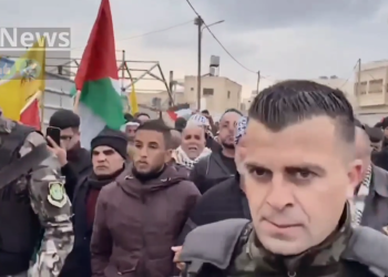 צילום מסך מתוך הלוויה. הרשות הפלסטינית קיימה לווייה צבאית רשמית למחבל שנהרג לאחר שהשליך מטענים