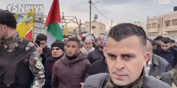 צילום מסך מתוך הלוויה. הרשות הפלסטינית קיימה לווייה צבאית רשמית למחבל שנהרג לאחר שהשליך מטענים